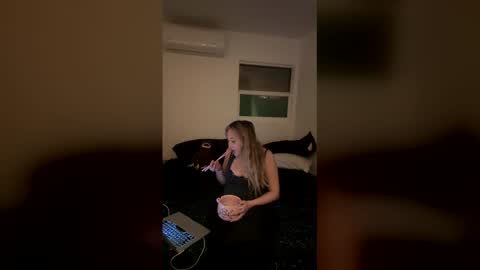 vonbombon online show from December 15, 2025, 2:05 am