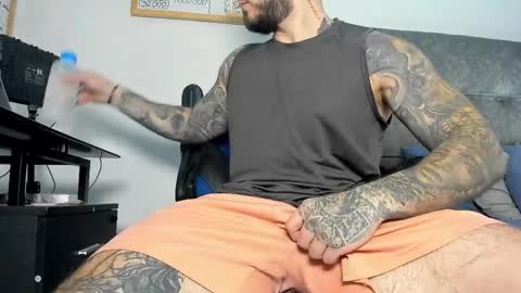 vyxen_ online show from May 4, 2026, 8:05 pm