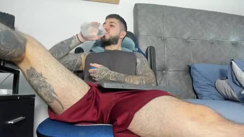 vyxen_ online show from May 6, 2026, 8:47 pm