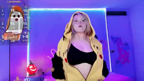 Snapshot of waifumochi_chan chatting on October 10, 2025, 4:22 am online show from October 10, 2025, 4:22 am