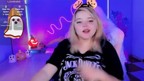 Snapshot of waifumochi_chan chatting on October 17, 2025, 2:48 am online show from October 17, 2025, 2:48 am