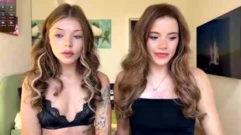 Mia online show from October 19, 2025, 12:06 pm