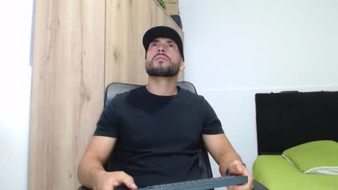 WALTER BROWN  online show from November 27, 2025, 3:36 pm