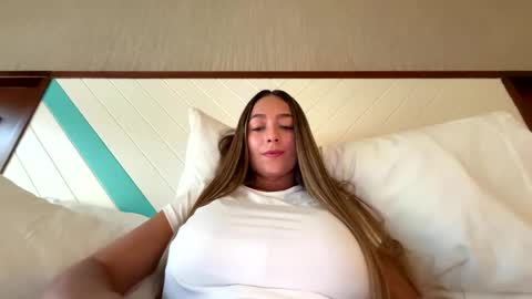 Snapshot of wandathompson_ chatting on April 23, 2026, 4:09 pm Wanda online show from April 23, 2026, 4:09 pm