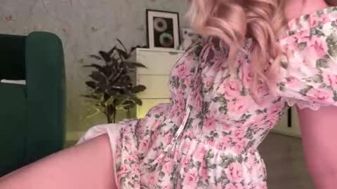 Snapshot of wendy_amber chatting on October 3, 2025, 5:32 pm Daisy    online show from October 3, 2025, 5:32 pm