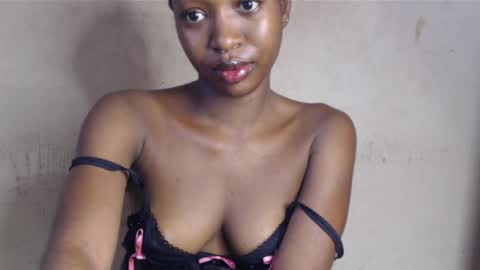 Snapshot of wet_pussy200 chatting on May 14, 2026, 12:01 pm Bella online show from May 14, 2026, 12:01 pm