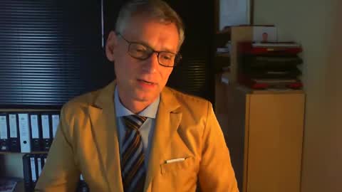 Snapshot of wetsuitedman chatting on February 16, 2025, 3:05 pm Franz online show from February 16, 2025, 3:05 pm