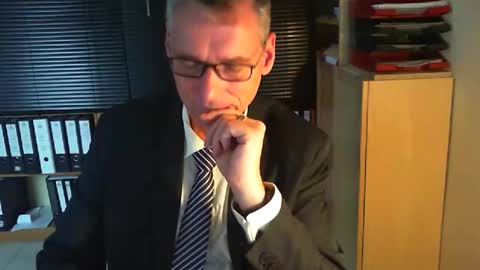 Snapshot of wetsuitedman chatting on October 25, 2025, 10:45 am Franz online show from October 25, 2025, 10:45 am