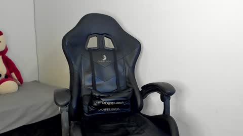 Snapshot of white_jacob chatting on December 12, 2024, 3:10 am Camilo R online show from December 12, 2024, 3:10 am