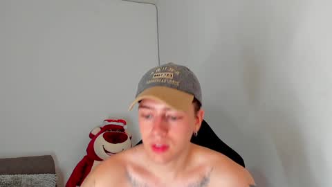 Snapshot of white_jacob chatting on January 17, 2025, 1:57 am Camilo R online show from January 17, 2025, 1:57 am