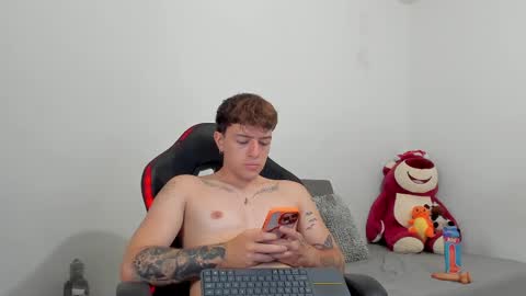 Snapshot of white_jacob chatting on February 20, 2025, 3:34 am Camilo R online show from February 20, 2025, 3:34 am