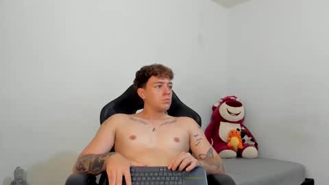 Snapshot of white_jacob chatting on February 21, 2025, 12:05 am Camilo R online show from February 21, 2025, 12:05 am