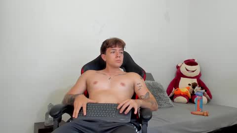 Snapshot of white_jacob chatting on March 7, 2025, 2:04 am Camilo R online show from March 7, 2025, 2:04 am