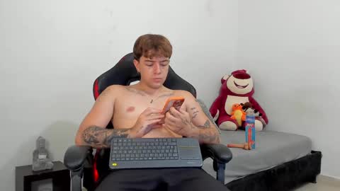 Snapshot of white_jacob chatting on March 8, 2025, 3:28 am Camilo R online show from March 8, 2025, 3:28 am