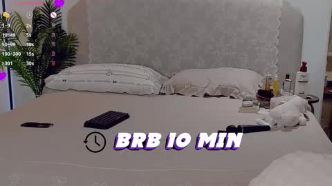 whitehelenn online show from February 9, 2026, 6:12 pm