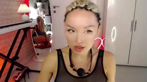 WhiteLaBunny online show from November 6, 2025, 2:18 pm