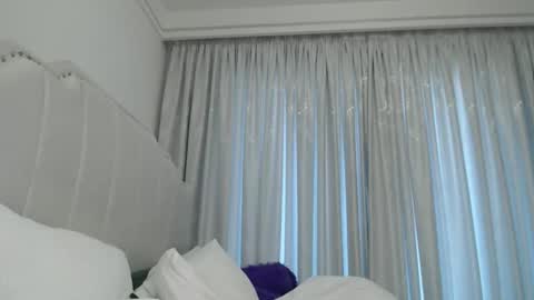 whitenightandqueen online show from May 11, 2026, 7:03 am
