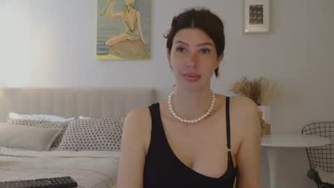 White Queen online show from June 17, 2026, 4:37 am