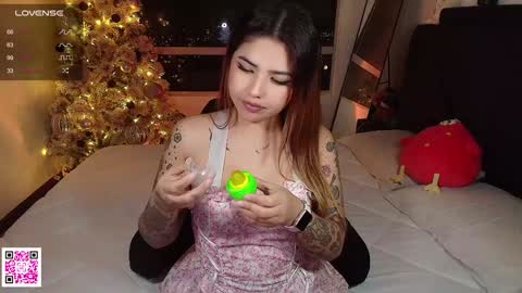 Snapshot of whites_emma chatting on January 19, 2025, 1:43 am EMMA online show from January 19, 2025, 1:43 am