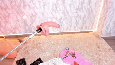 whitneyyfox online show from December 15, 2024, 10:28 am