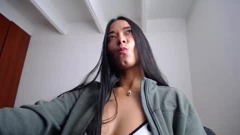 Ilauren online show from November 25, 2025, 2:28 pm