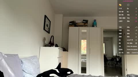 Mia online show from October 3, 2025, 7:05 am