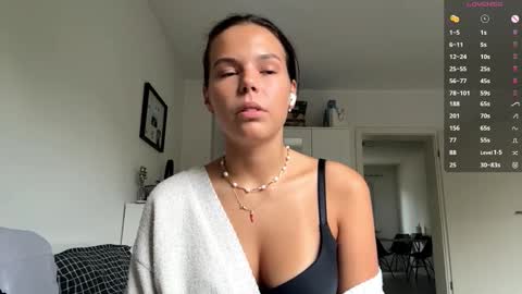 Mia online show from October 16, 2025, 7:09 am