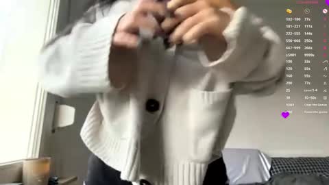 Mia online show from December 21, 2025, 8:10 am