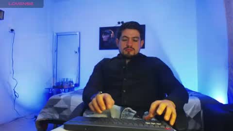 Snapshot of william_steel_ chatting on June 16, 2026, 11:35 am William Steel online show from June 16, 2026, 11:35 am