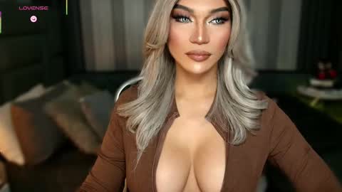 Julia online show from December 2, 2025, 2:17 am