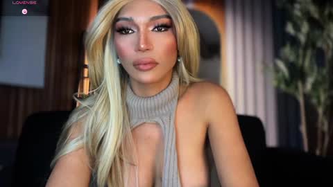 Snapshot of womanofyourdesire_ts chatting on June 18, 2026, 11:31 pm Julia online show from June 18, 2026, 11:31 pm