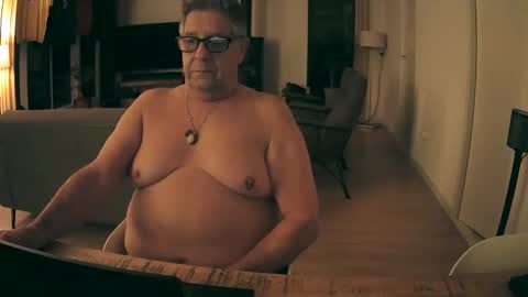 Snapshot of woodwurm chatting on October 19, 2025, 4:02 am woodwurm and Snoeske online show from October 19, 2025, 4:02 am