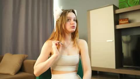 Luna and Lina online show from November 18, 2025, 5:01 am