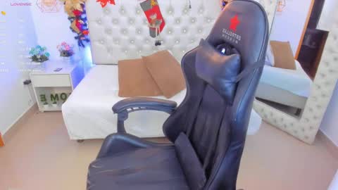 xiomara_cortes online show from December 18, 2024, 7:19 pm