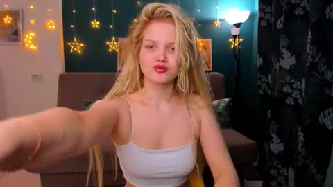 Snapshot of xloe_queen chatting on February 7, 2025, 1:53 pm Chloe online show from February 7, 2025, 1:53 pm