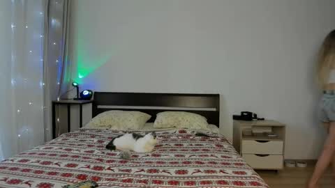 Chloe online show from November 21, 2025, 10:47 am