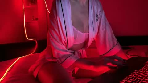 XMollyLoveX online show from December 5, 2025, 6:26 pm