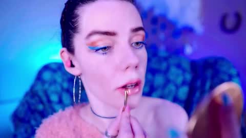 Bella Bondai online show from December 4, 2025, 3:38 am