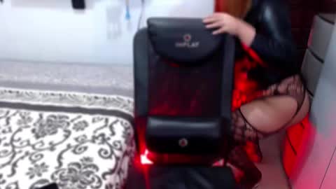 Snapshot of xxsexyhoneyxx chatting on October 1, 2025, 4:02 pm APRIL online show from October 1, 2025, 4:02 pm