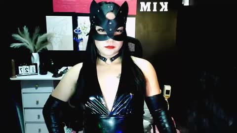 xxslutty kim online show from November 27, 2025, 7:10 am