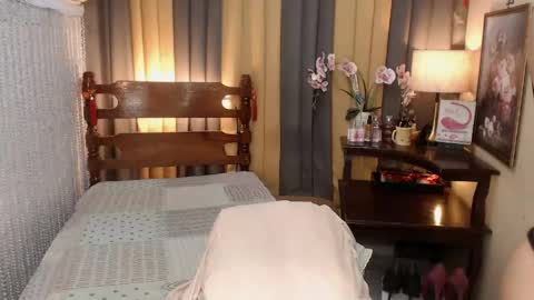 QUEENCY online show from May 11, 2026, 6:52 am