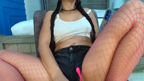 Snapshot of xxxvibesxo chatting on February 4, 2025, 10:24 pm Lil Luna online show from February 4, 2025, 10:24 pm
