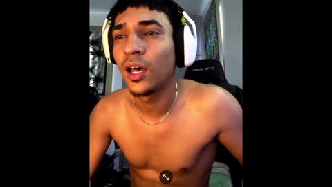 Snapshot of y0ungman_who_loveswork chatting on December 20, 2024, 3:31 pm Y0ungman online show from December 20, 2024, 3:31 pm