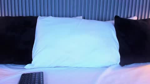 Yalezka online show from May 7, 2026, 4:29 am