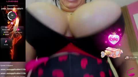 Snapshot of yasmin_bigtits chatting on April 1, 2026, 10:05 am Yasmin online show from April 1, 2026, 10:05 am