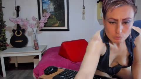 Snapshot of yasmin_goldenst chatting on January 31, 2025, 1:54 am Yasemin online show from January 31, 2025, 1:54 am