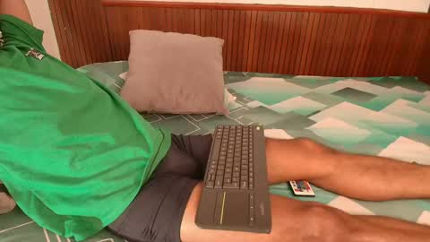 Snapshot of yayi_and_derek chatting on June 8, 2026, 11:32 am yayi_and_derek online show from June 8, 2026, 11:32 am
