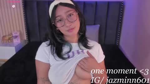 Yazmin online show from March 8, 2025, 3:02 pm