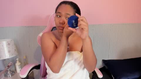 yeika_foxy online show from November 19, 2025, 11:21 am