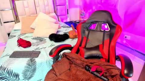 yelena  online show from December 4, 2025, 1:53 pm